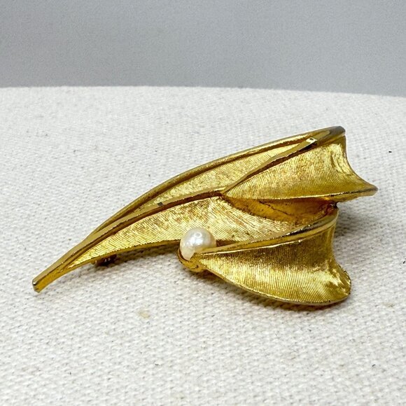 BSK Vintage Brooch MCM Mid-Century Classic Gold-Tone Faux‎ Pearl Signed - Picture 2 of 9
